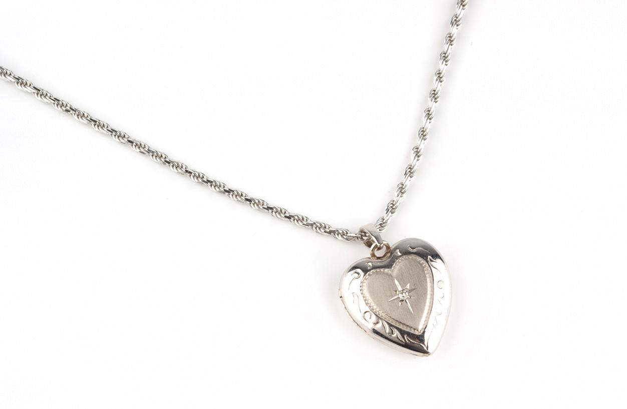 COLLIER med hjärta hänge, 585 vitguld, ca. 6,1 g.