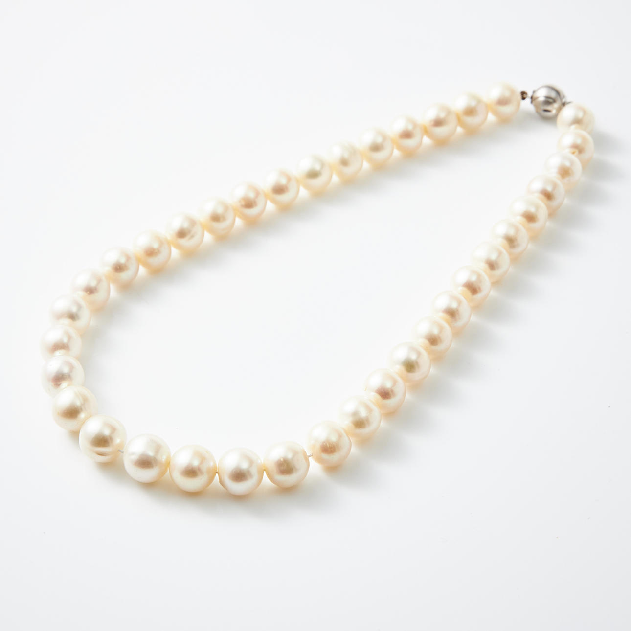 HALSKÆDE, dyrkede ferskvandsperler, ca 10,5-11 mm, magnetlås.