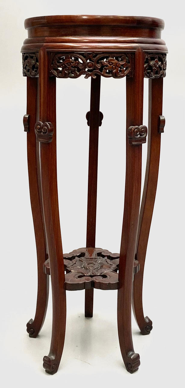 PEANA EN MADERA CON SOBRE DE MÁRMOL.