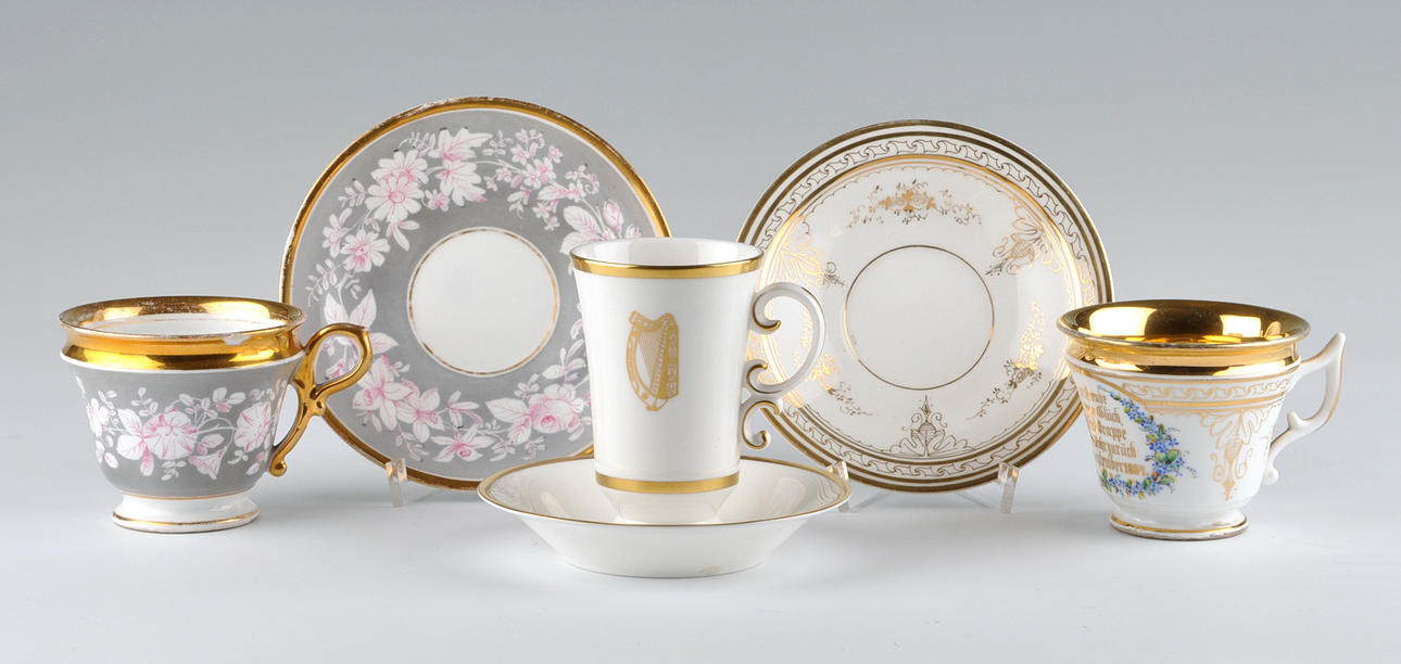 ”3 SAMLINGSBARA PLATSINSTÄLLNINGAR”. 2 äldre C.T. Altwasser, 1 Worcester.