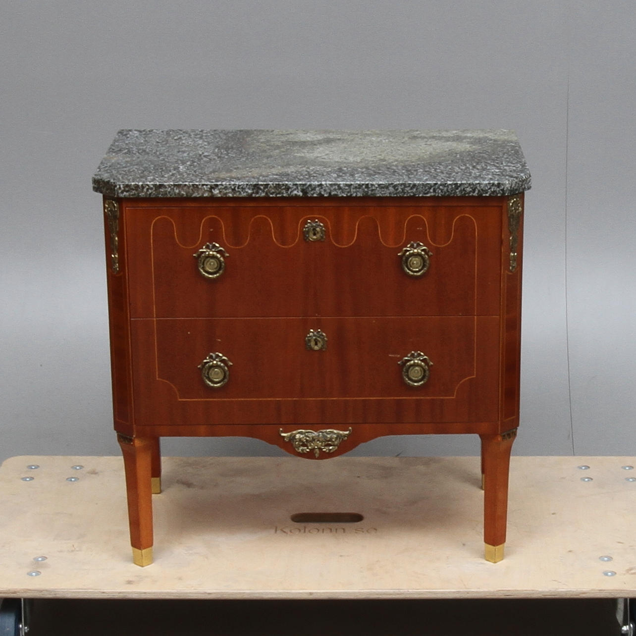 BYRÅ med stenskiva, gustaviansk stil, 1900-tal.