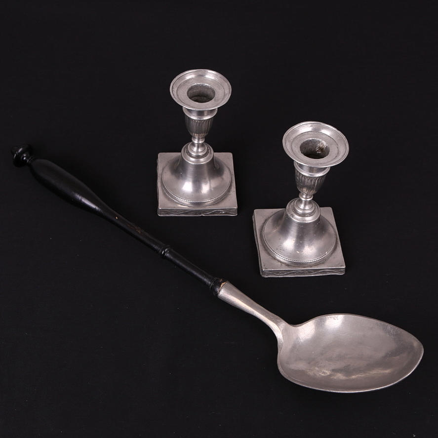 LJUSSTAKAR, tenn, ett par och SLEV, tenn, 1800-tal.