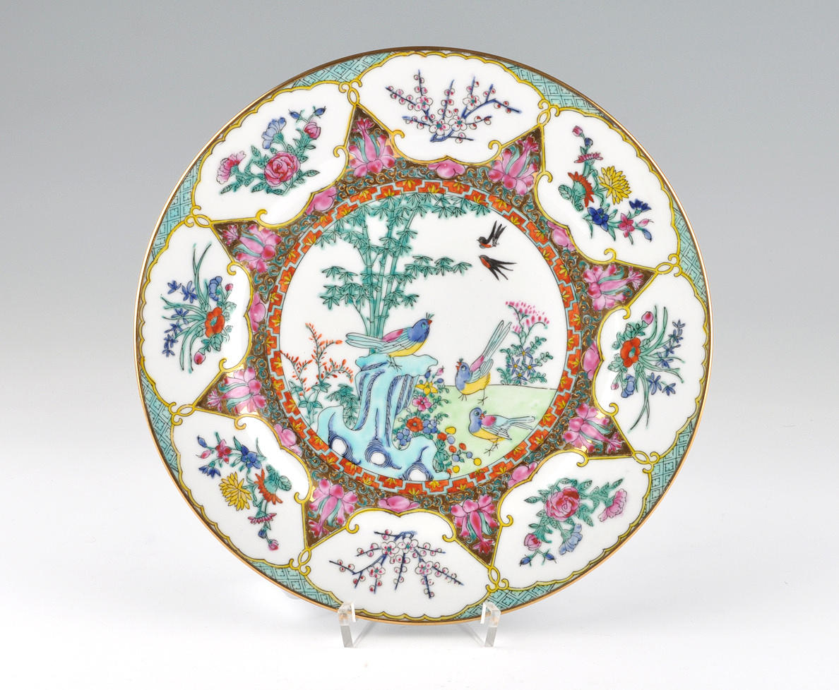 ”ASIATISK DEKORATIV TALLRIK”. Intrikata dekor med blommor och fåglar.