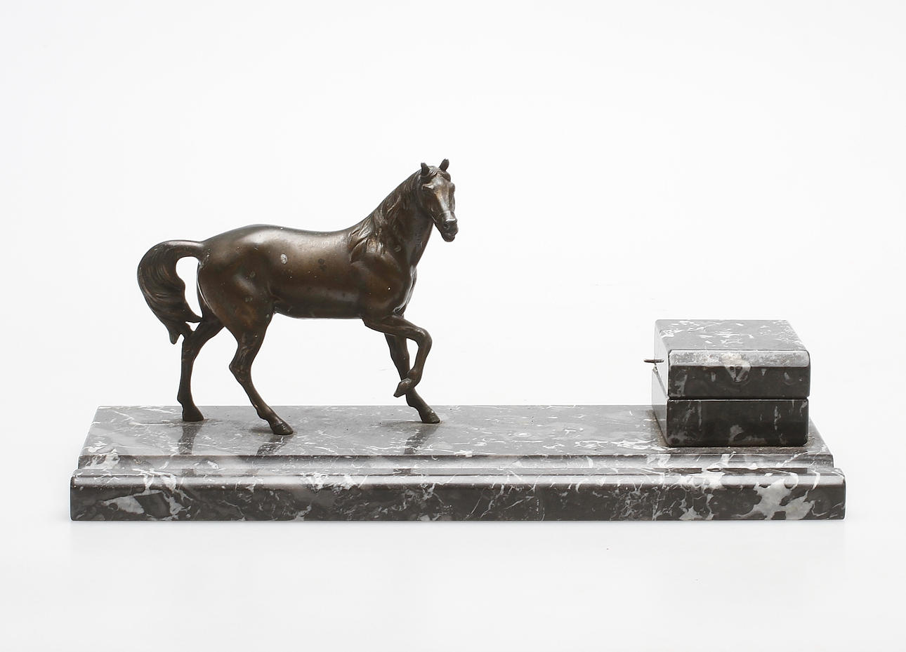 SKRIVBORDSUPPSATS, sten och metall, 1900-tal.