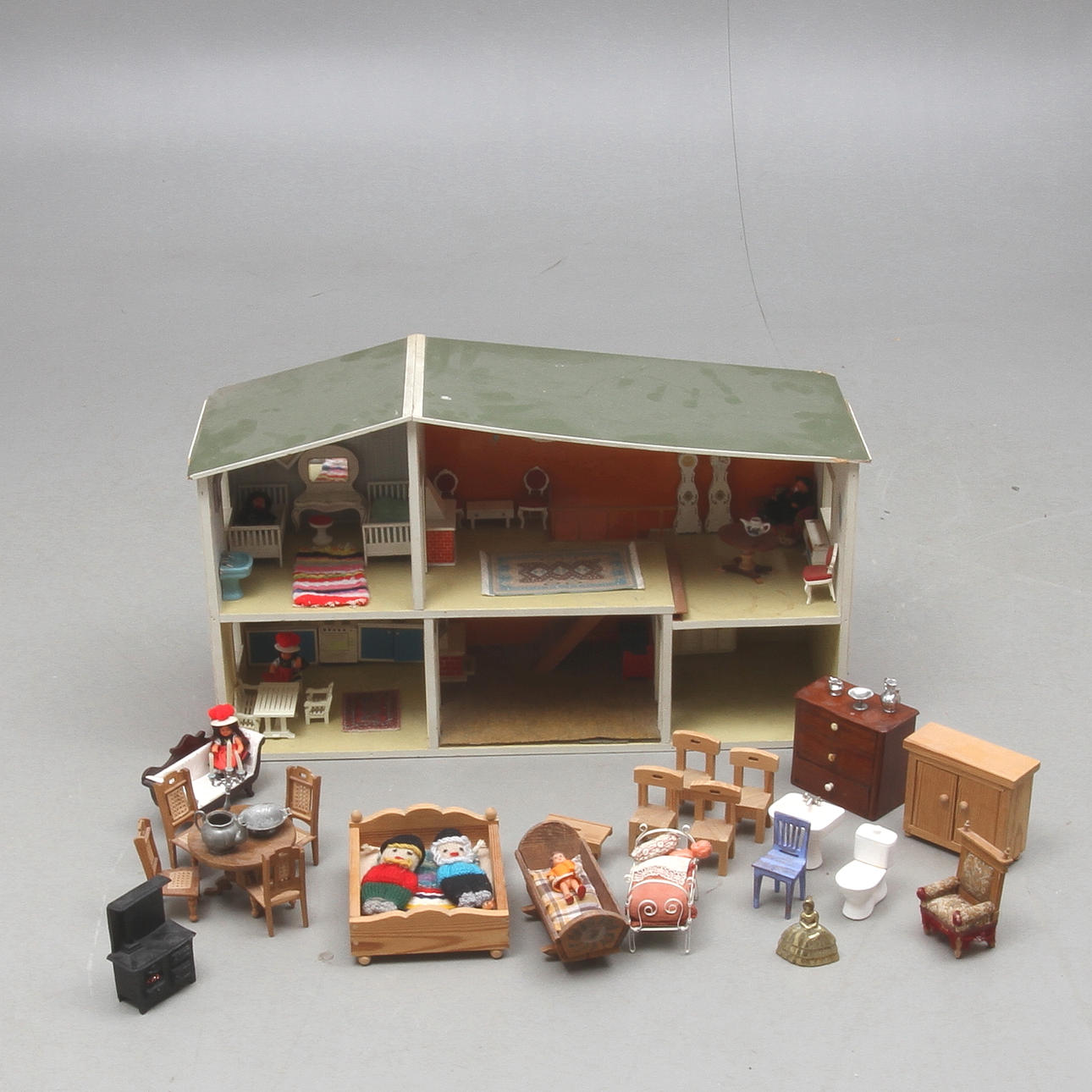 DOCKSKÅP och dockmöbler samt dockor, 1900-tal.