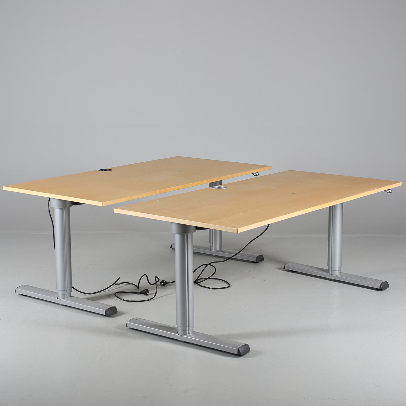 BORD, 2 st, höj/sänkbart, Kinnarps, samtida.