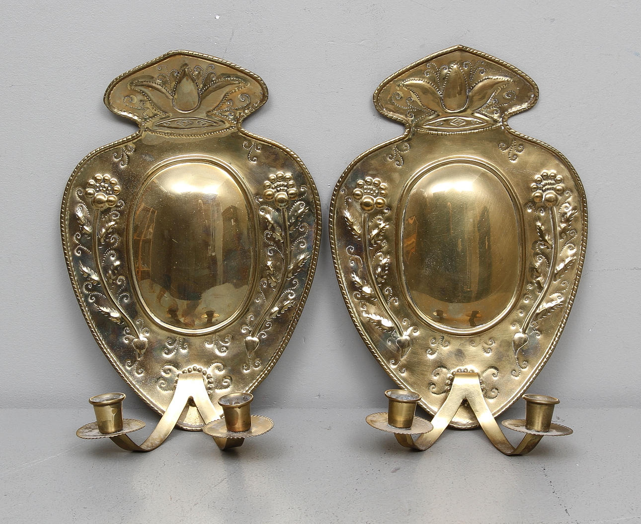 LJUSPLÅTAR, ett par, mässing, 1900-tal.