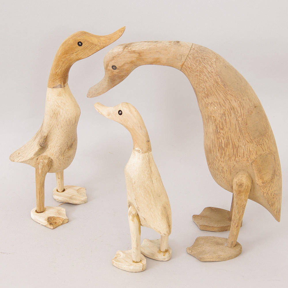 SKULPTURER, 3 stycken, gäss, trä.