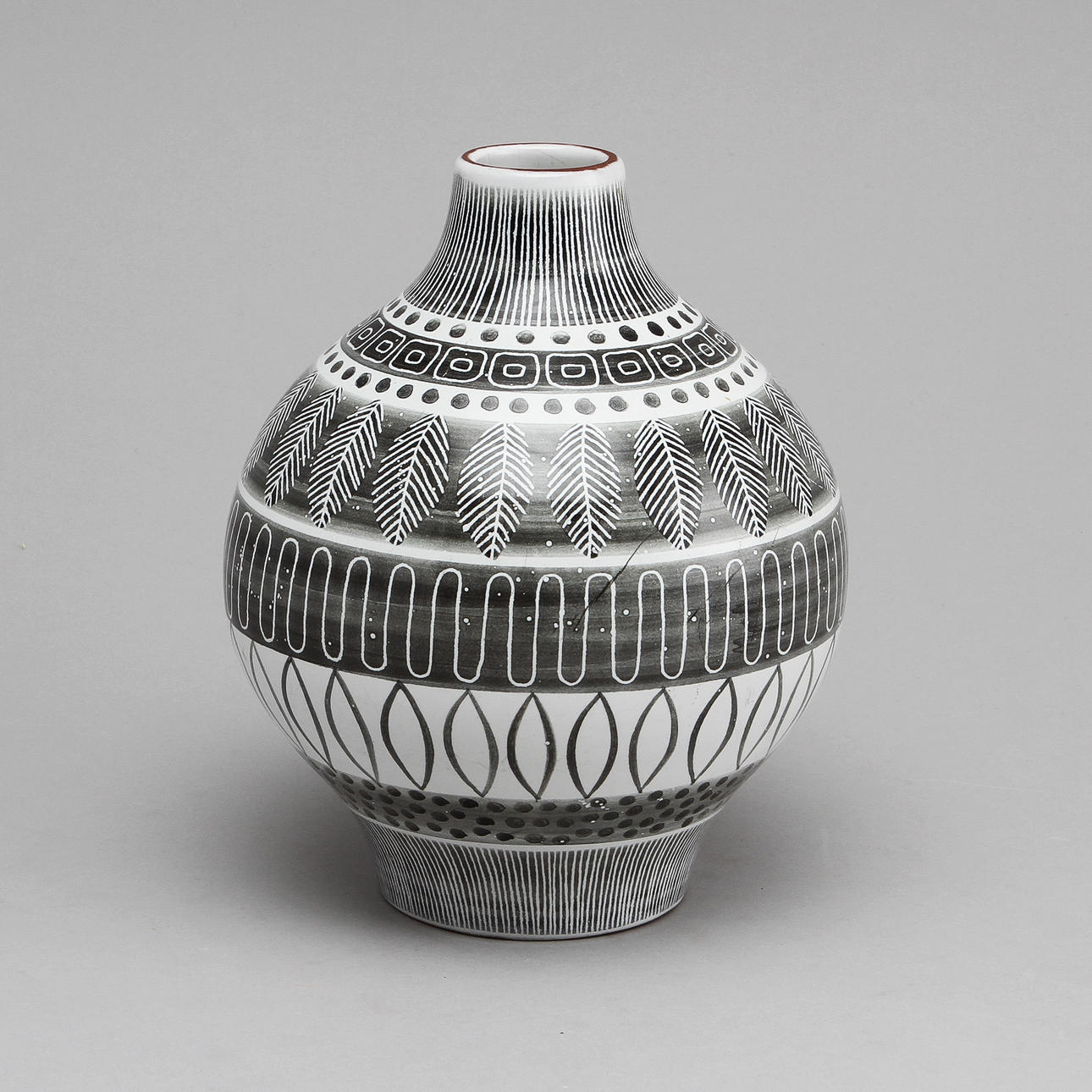 VAS "Grafika" modellnr 2084, lergods. Ingrid Atterberg, Upsala-Ekeby.