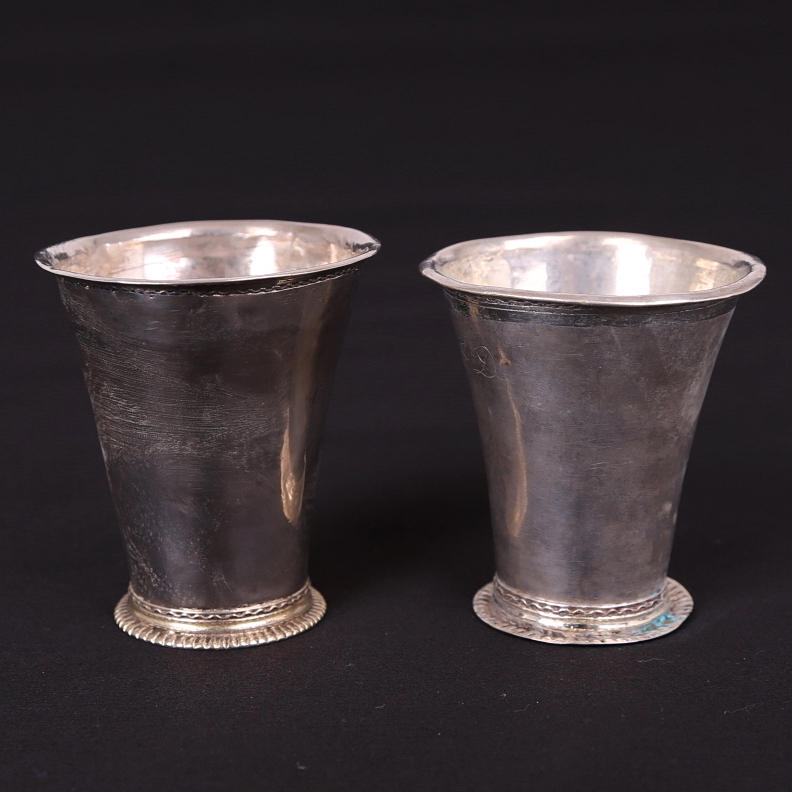 BÄGARE, silver, ett par, Johan Månson Wennerwall, Göteborg, 1761, vikt 37+37 gram.