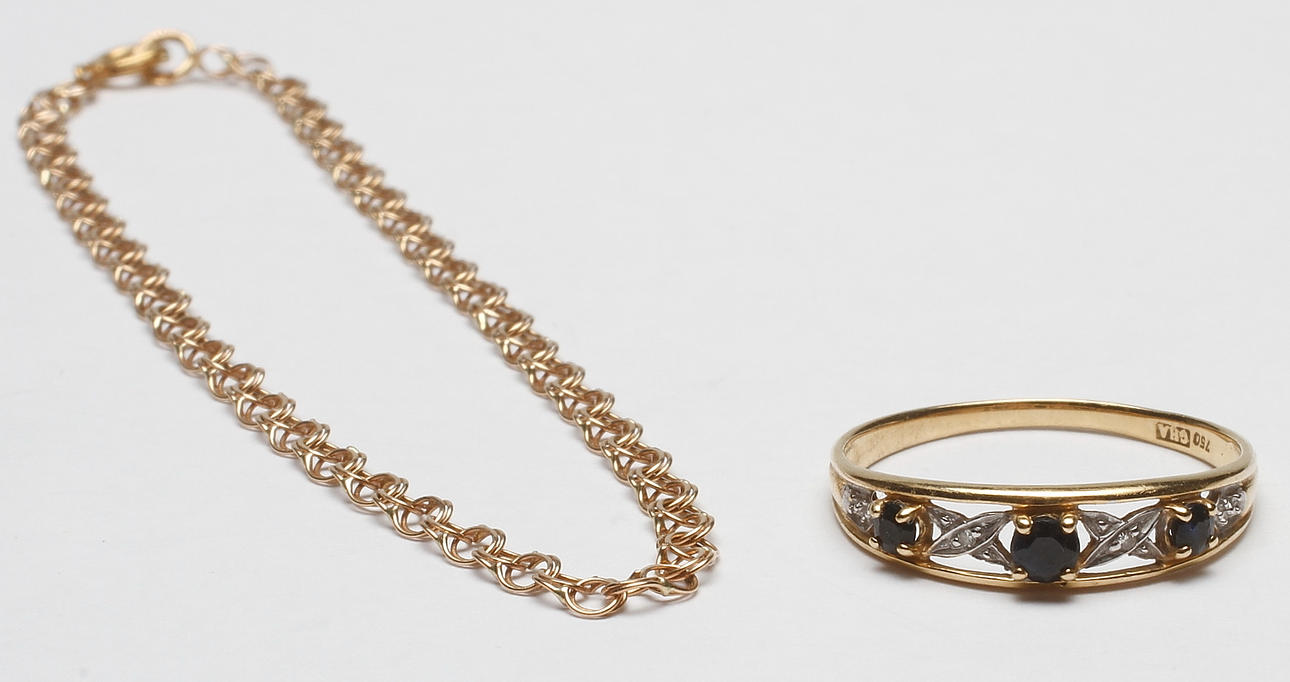 ARMBAND SAMT EN RING, 18k guld, vikt ca 2,8 gr.