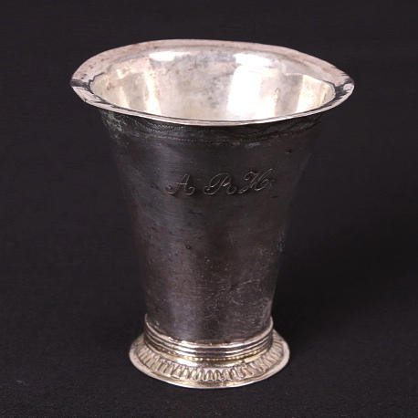 BÄGARE, silver, monogram, 1700-tal, vikt 25 gram.