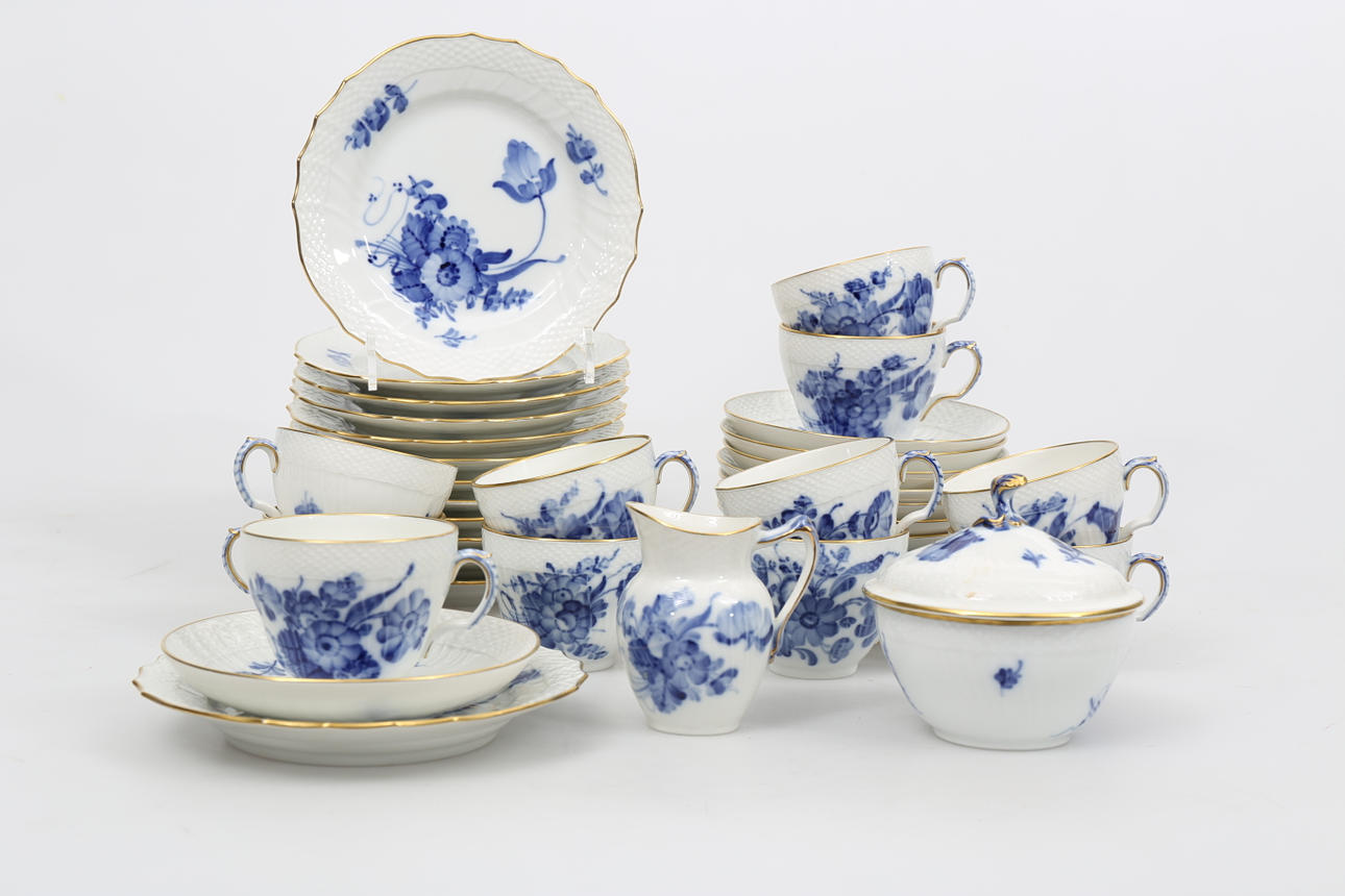 KAFFESERVIS, porslin, 37 delar, "Blå Blomster" med guldkant, Kunglig Dansk.