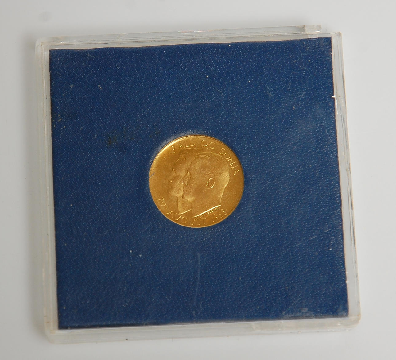 GULDMYNT, 21,6 K, 5,8 g, " Harald og Sonja 29 Augusti 1968 ".