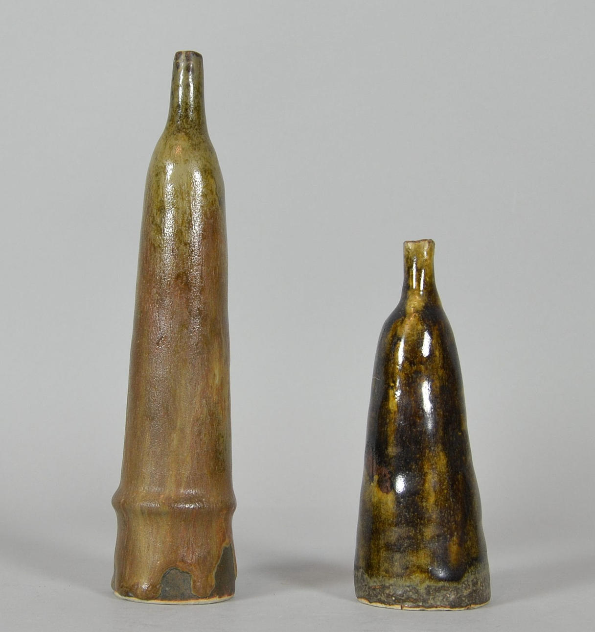 DIETER CRUMBIEGEL. Två flaskor vaser.
