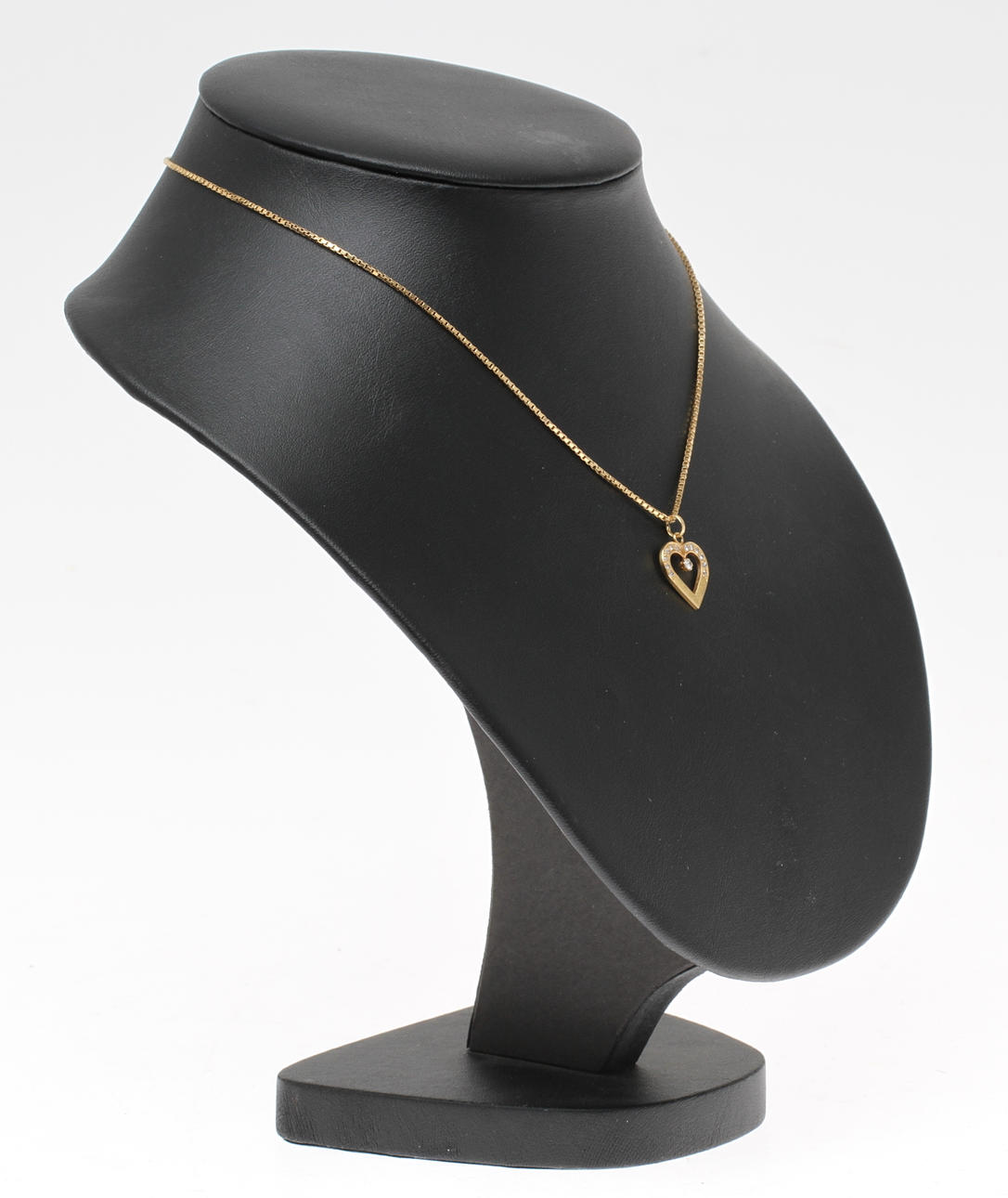 HÄNGE hjärtformat med kedja, 18k guld med diamanter. Tot vikt 5,2 gram.