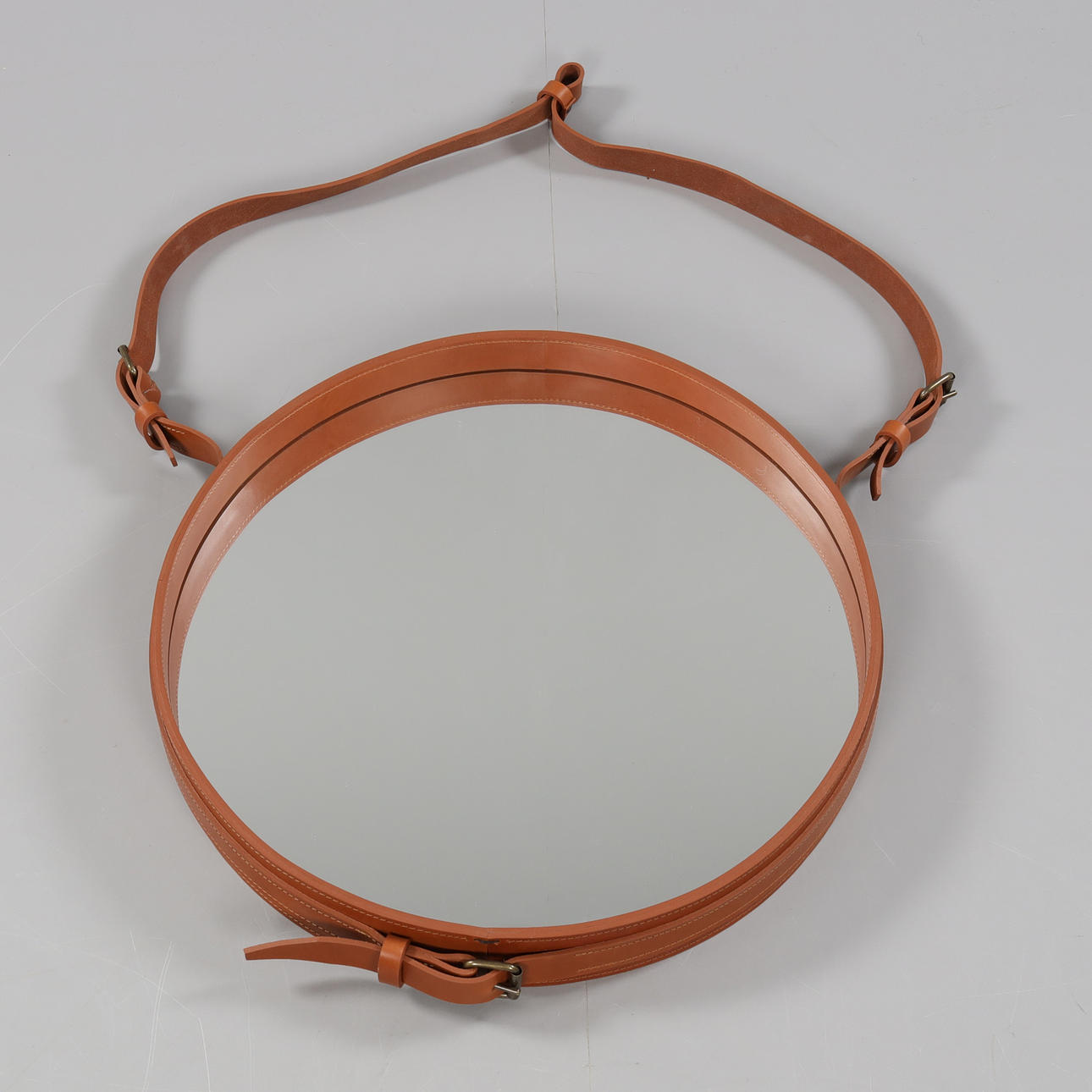 GUBI, "Adnet Wall Mirror", designad av Jacques Adnet år 1950, samtida.