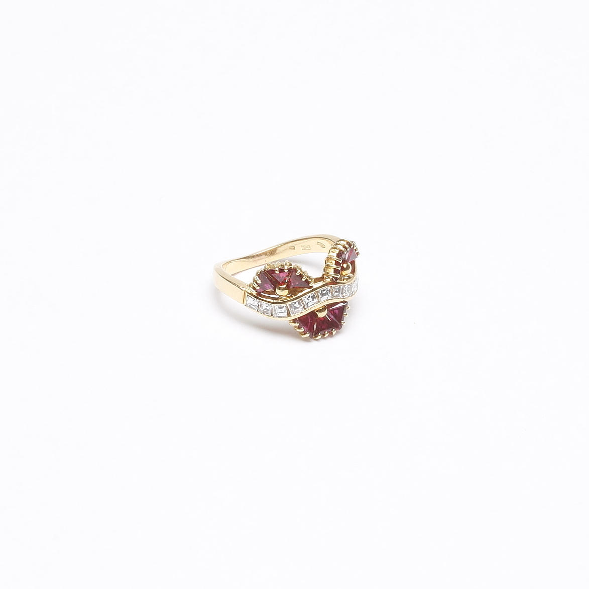 RING, guld 18k, med rubiner totalt ca. 1,62 ct och 11 diamanter totalt ca. 0,60 ct. Vikt ca. 6,1 gram.