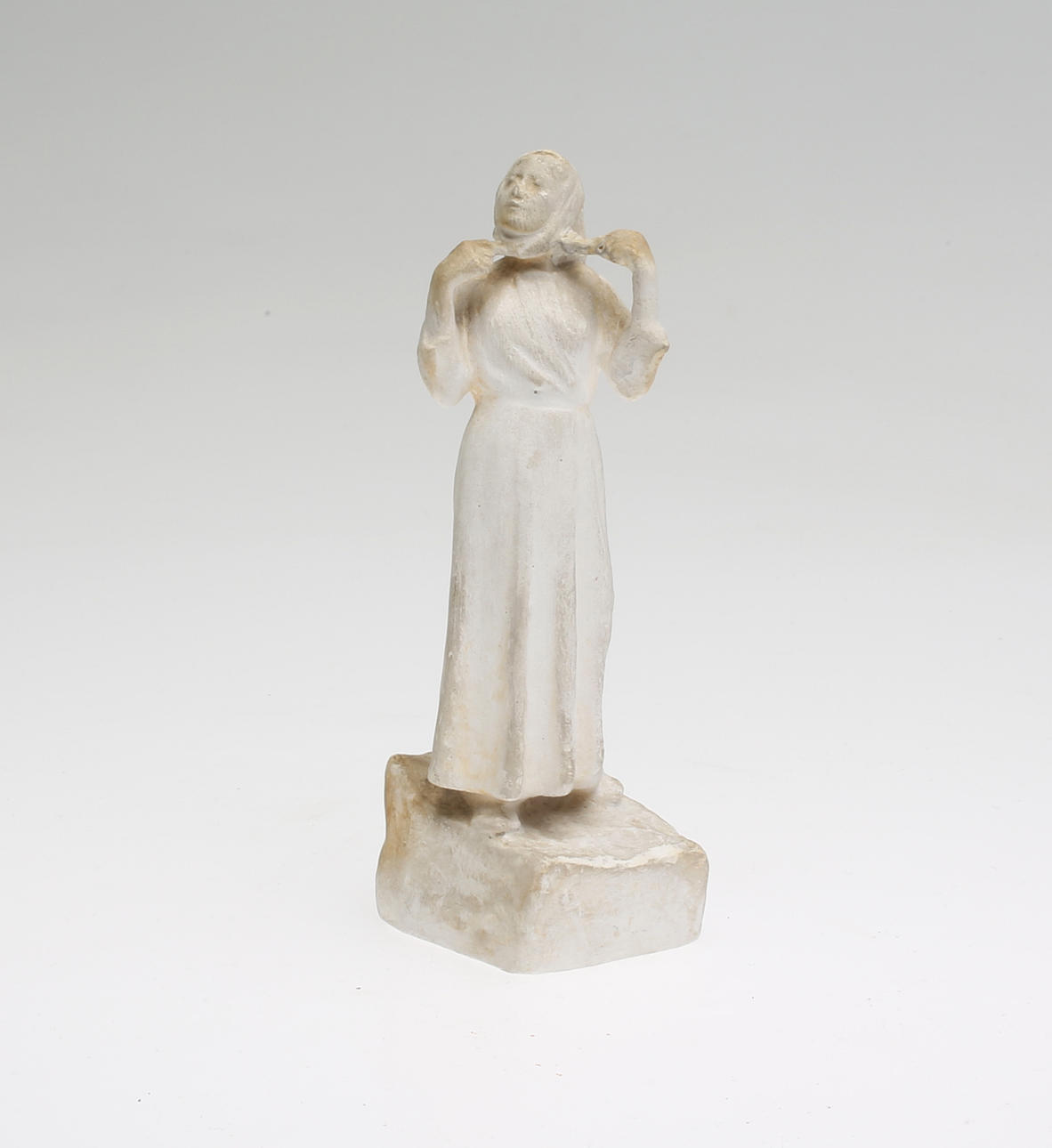 ARON JERNDAHL. "Jag klarar mig nog", skulptur, gips, signerad och daterad.