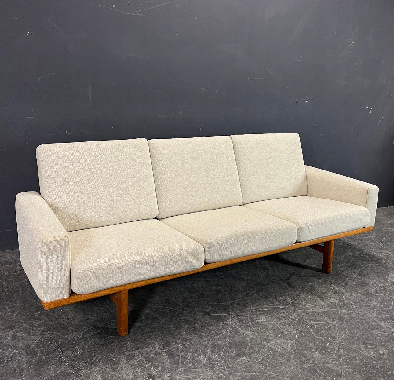 HANS J WEGNER. SOFA.