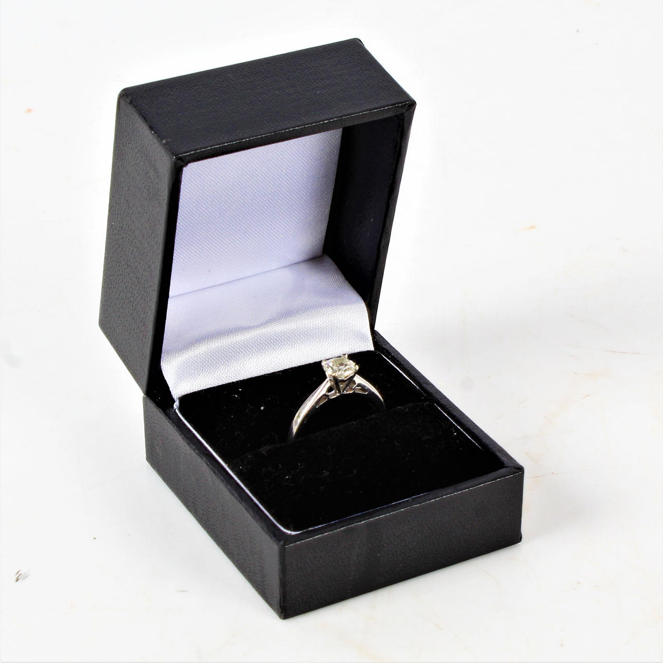 9 KARAT VITGULD OCH DIAMANT SOLITÄRRING.