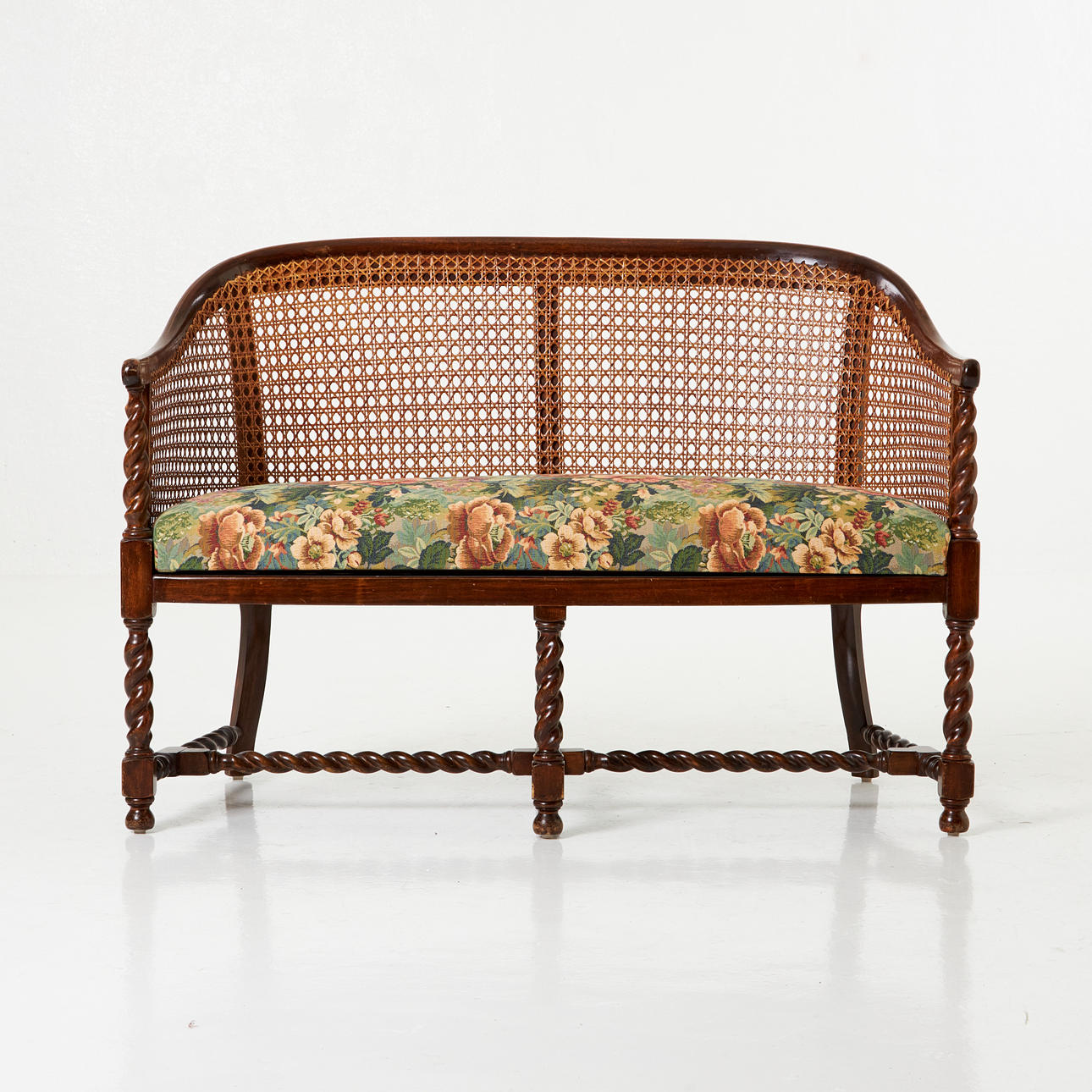 SOFA, um 1920, gedrechselte Beine, Rattan.