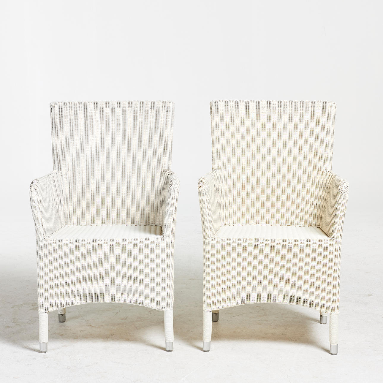 KARMSTOLAR/FÅTÖLJER, 1-par, samtida, vit konstrotting.