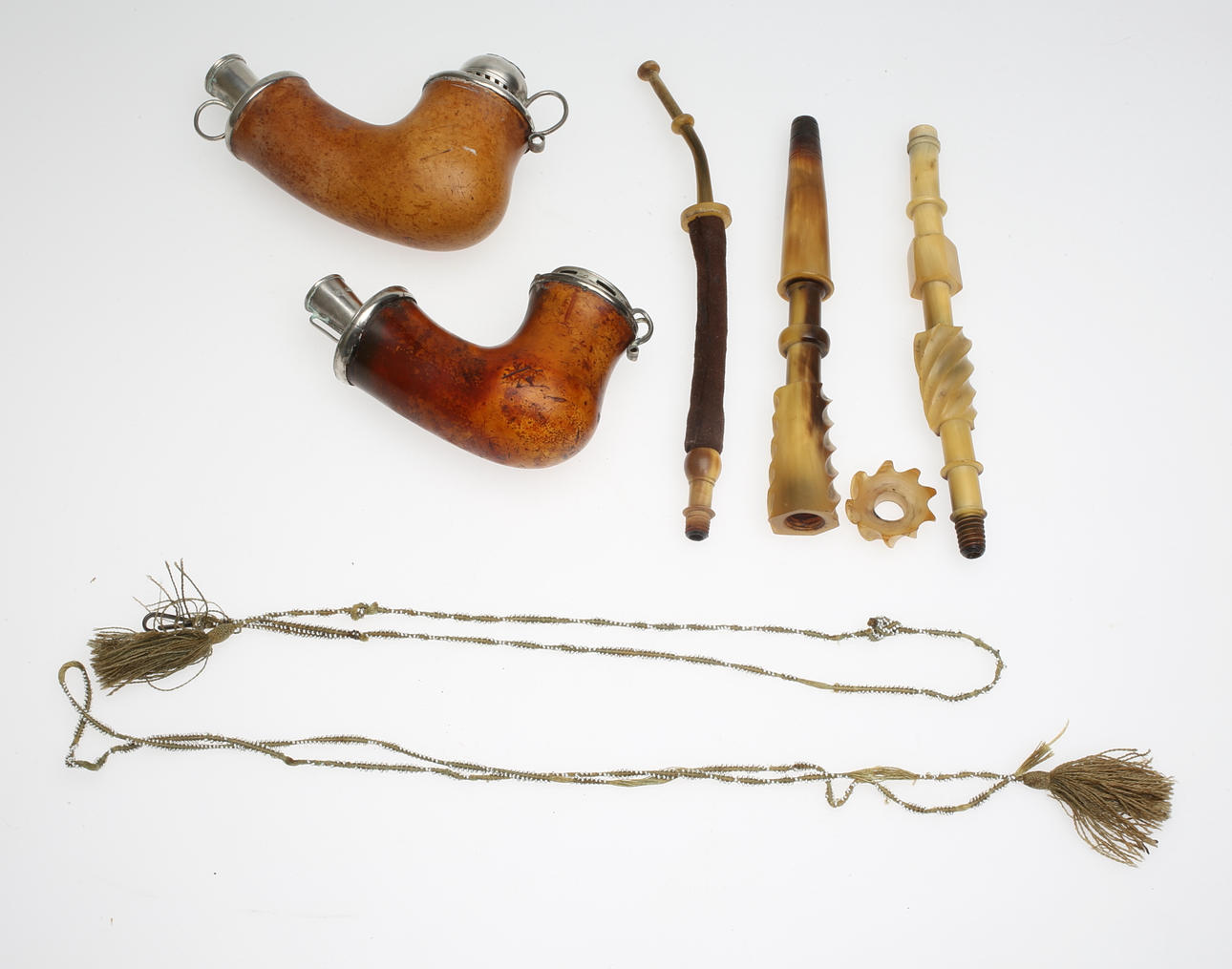 LÅNGPIPOR, 2 st, sjöskum/silver, 1800-tal.