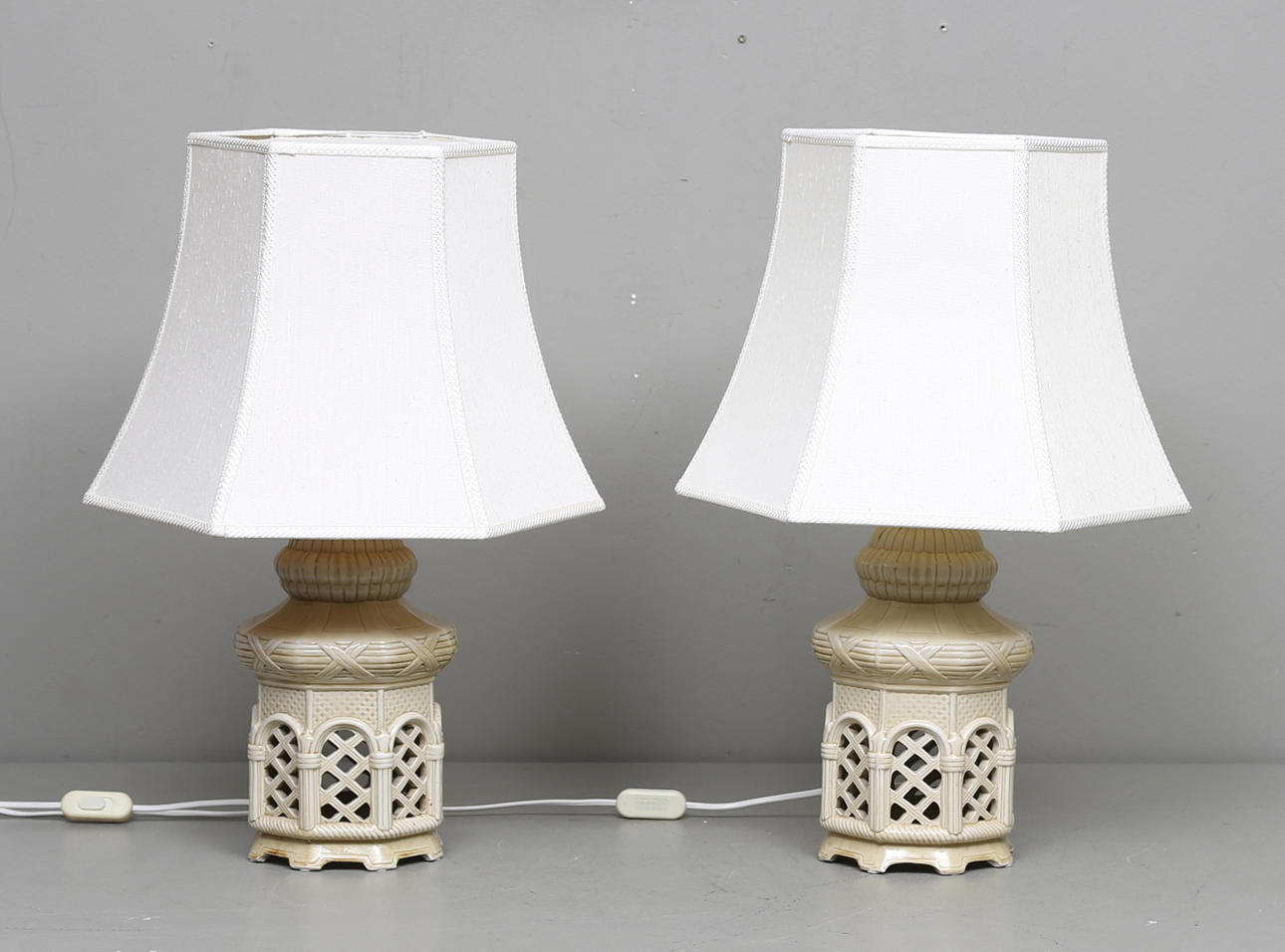 BORDSLAMPOR, ett par, keramik, 1900/2000-tal.