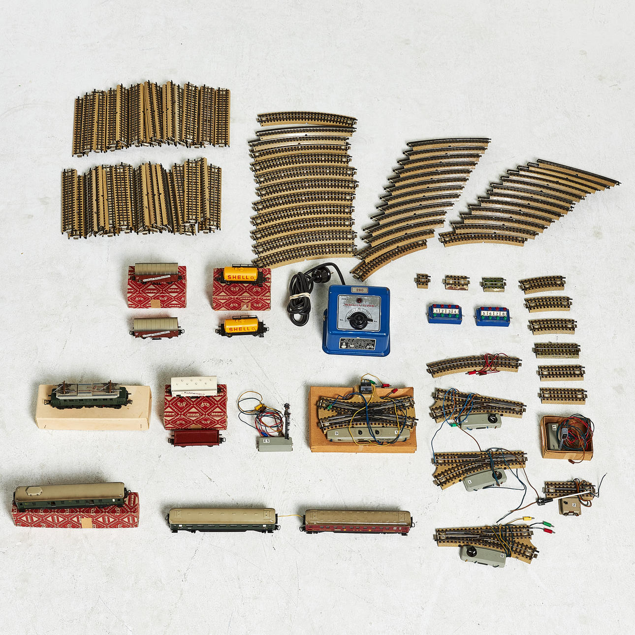 MÄRKLIN Ein Menge, Eisenbahnwaggons mit Schienen, Trafo etc., ca. 65 Teile.