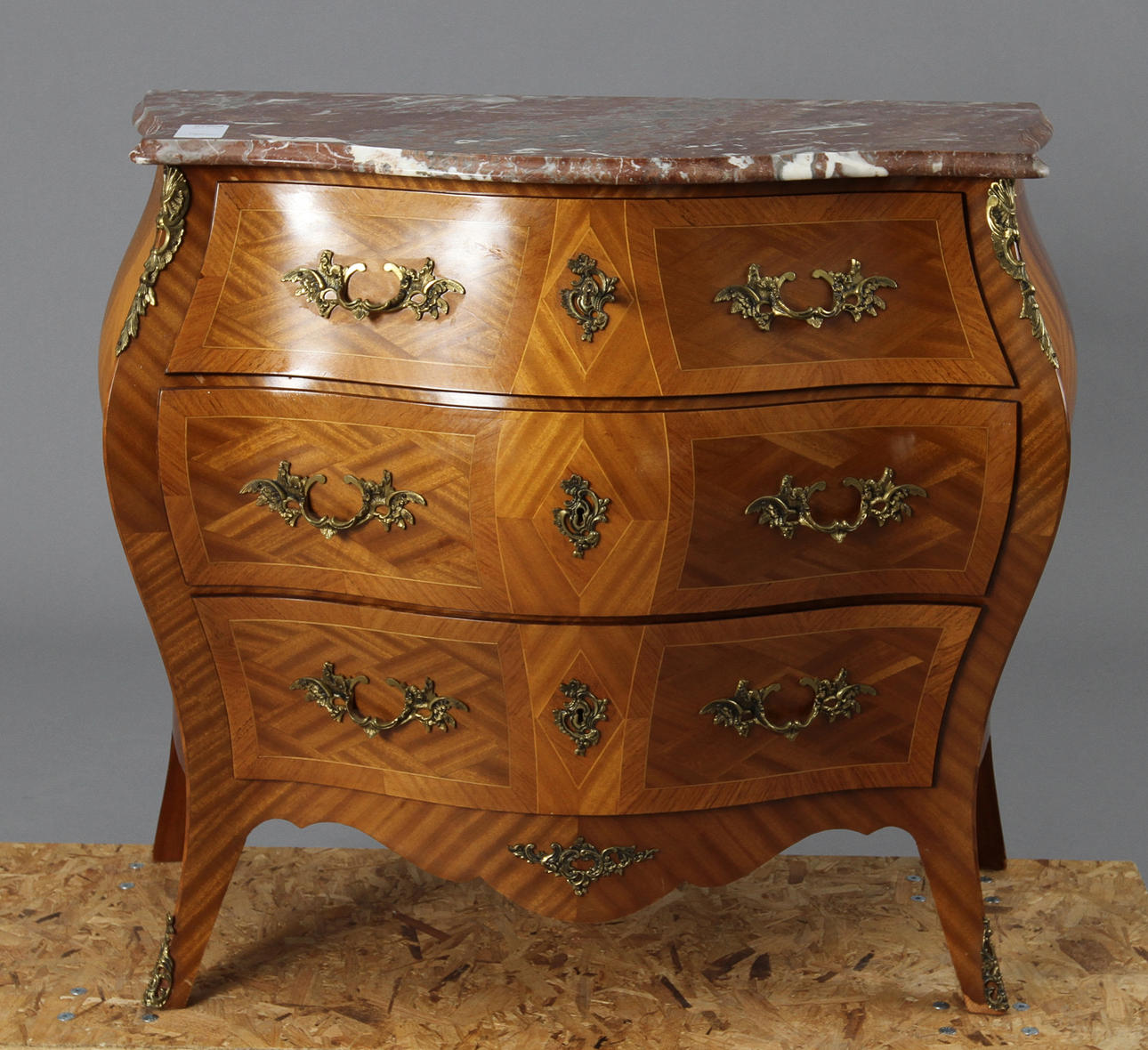 BYRÅ, rokokostil, 1900-tal.