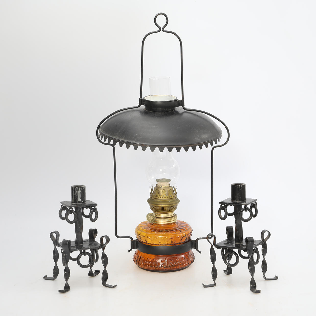 PALOS DE VELAS, una pareja y una lámpara de queroseno.