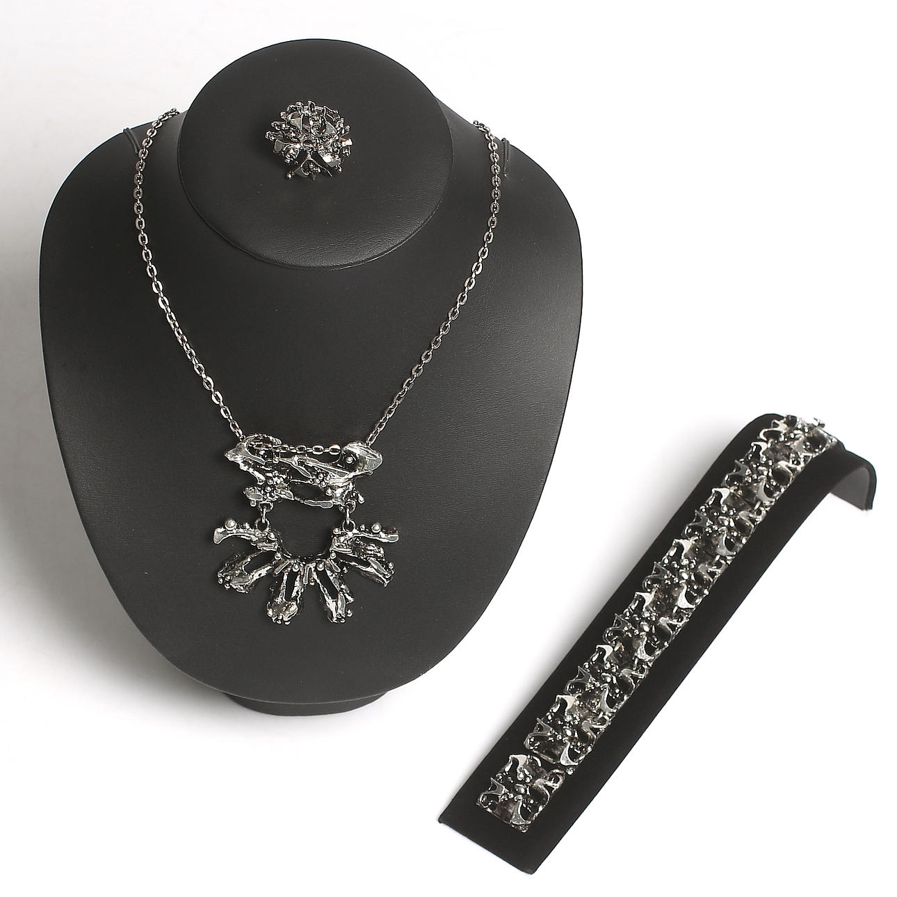 RING, ARMBAND och HALSKEDJA med KEDJA, tenn, Tapani Vanhatalo, Finland. 1970-tal.