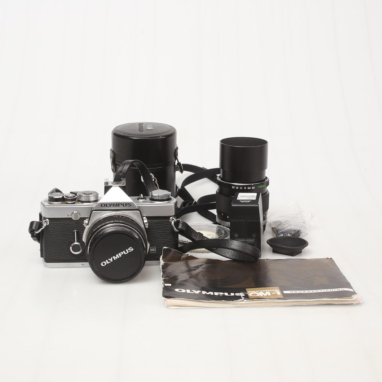 CÁMARA, Olympus OM 1 en bolsa con accesorios.