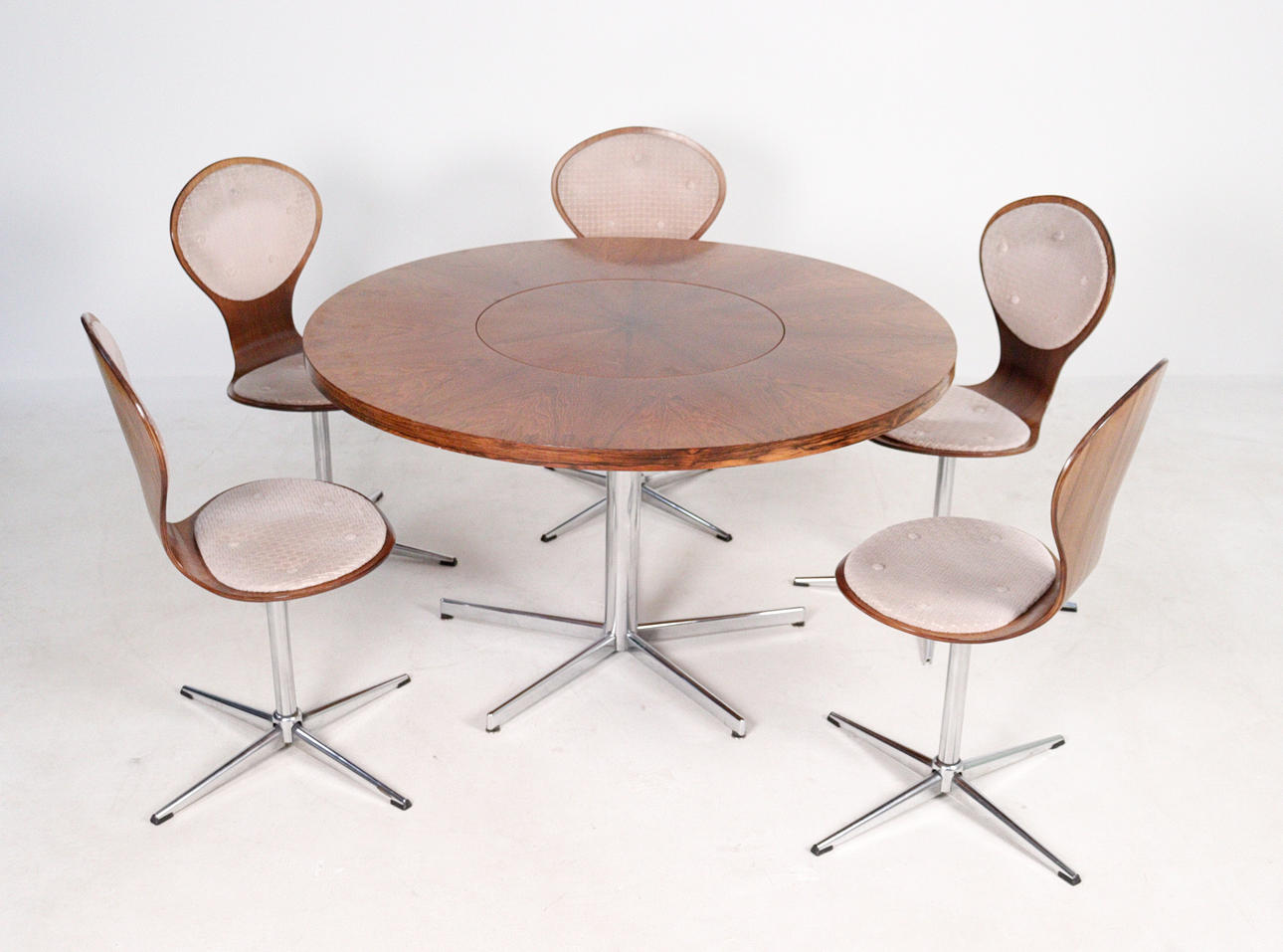 Dining table group from the 1970s. Furniture - Tables - Auctionet