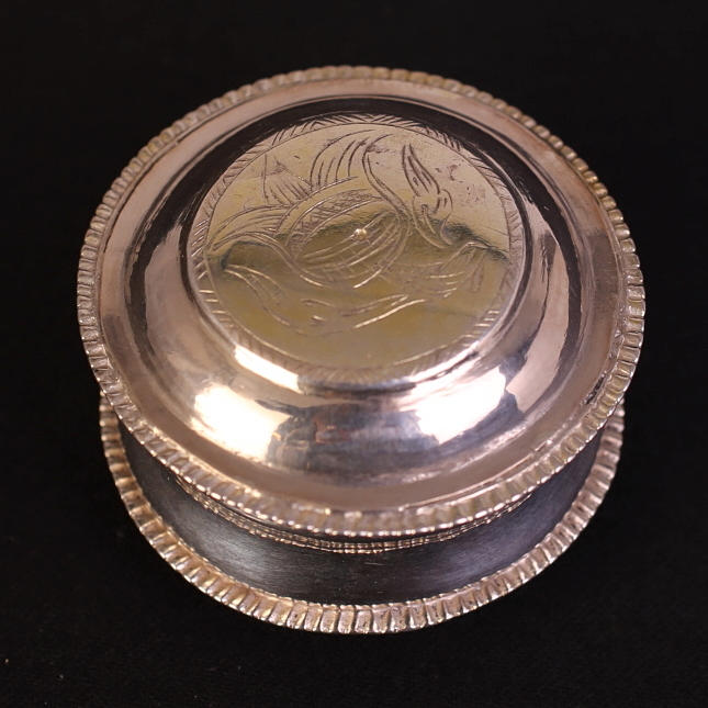 LOCKDOSA, silver, 1700-tal, vikt 20 gram.