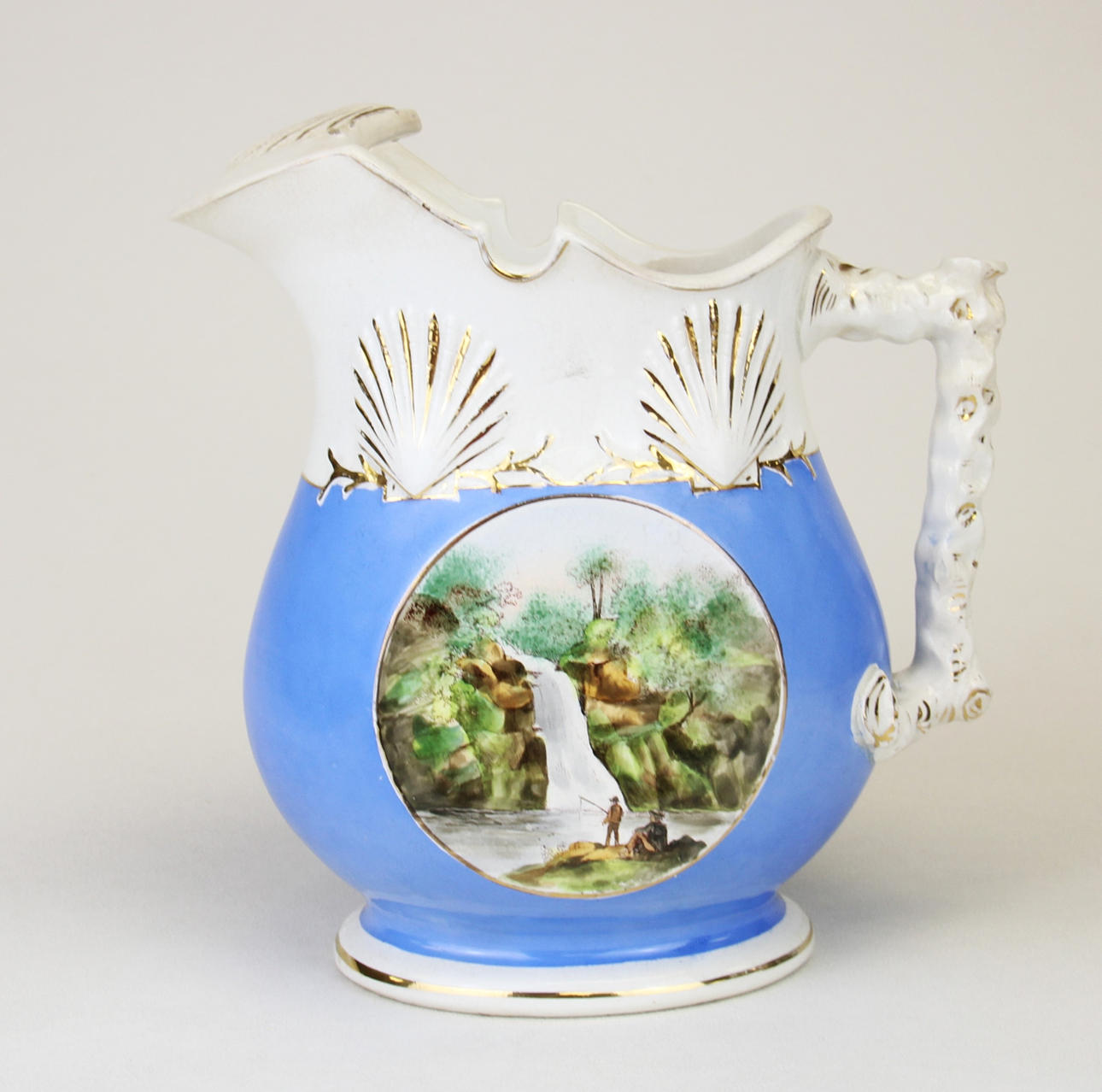 LARGE PORCELAIN WATER JUG.