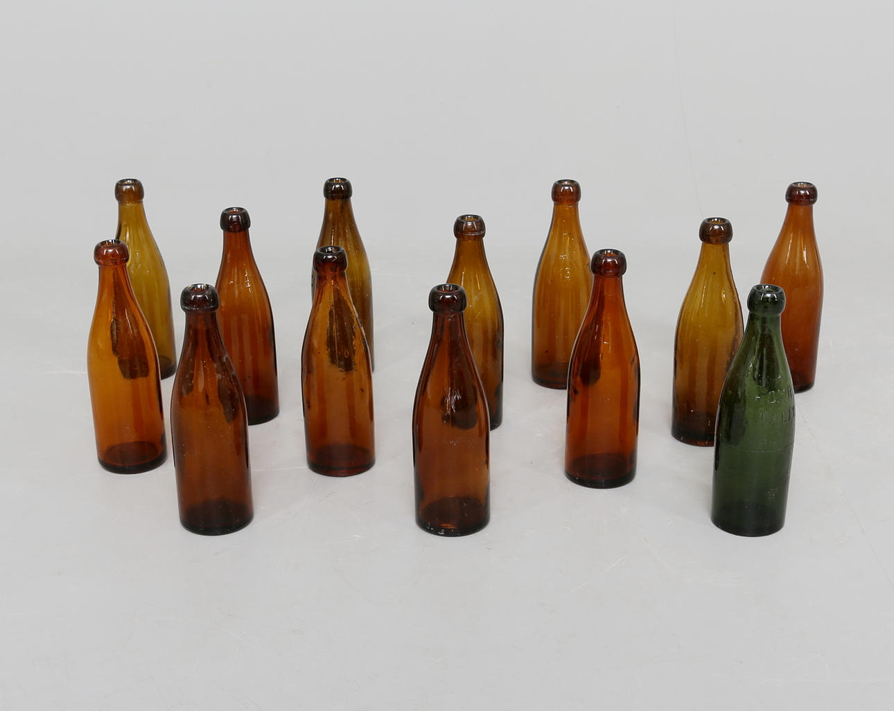 ÖLFLASKOR, 13 st, 1/3 Liter, 18/1900-tal.