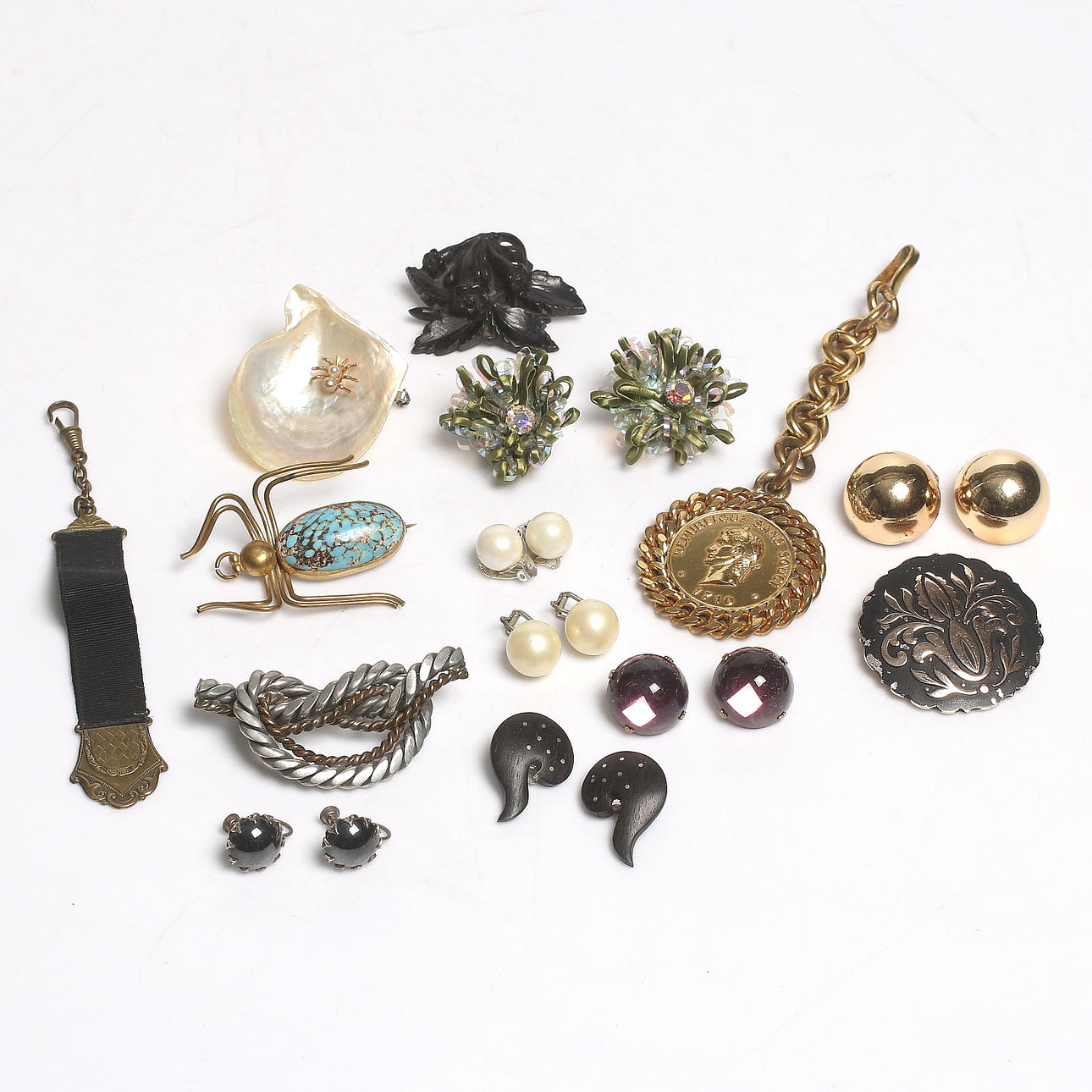 ÖRHÄNGEN, BROSCHER samt HÄNGEN, 14 delar. 1900-tal.