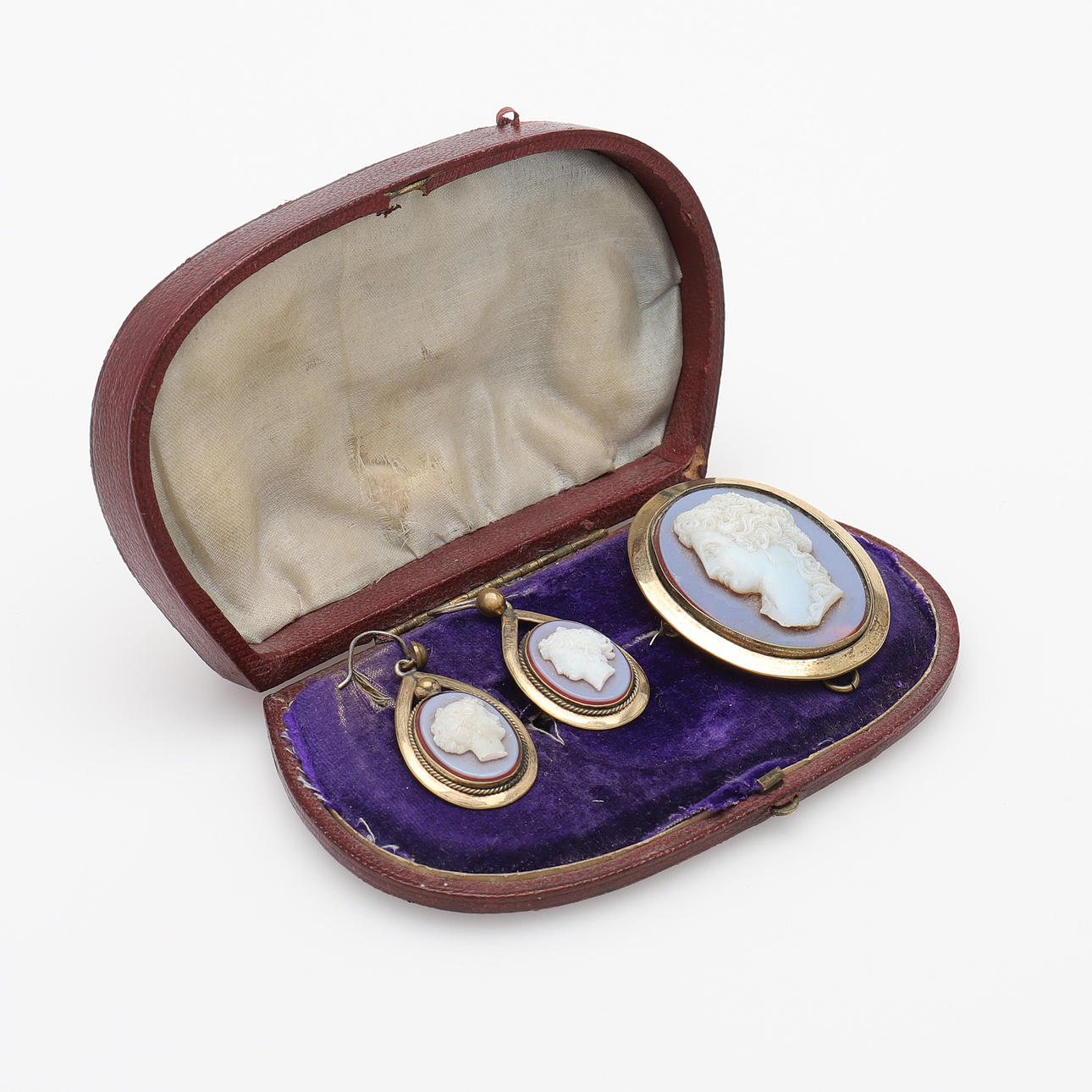 BROSCH OCH ETT PAR ÖRHÄNGEN.