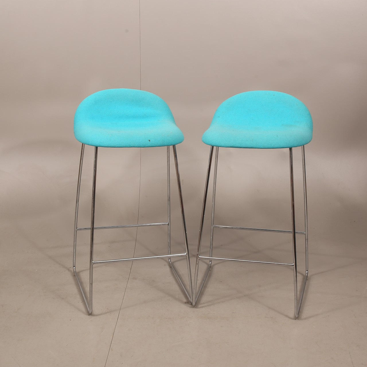 BARSTOLAR, krom och textil, Gubi "3D", Danmark, 2 stycken.