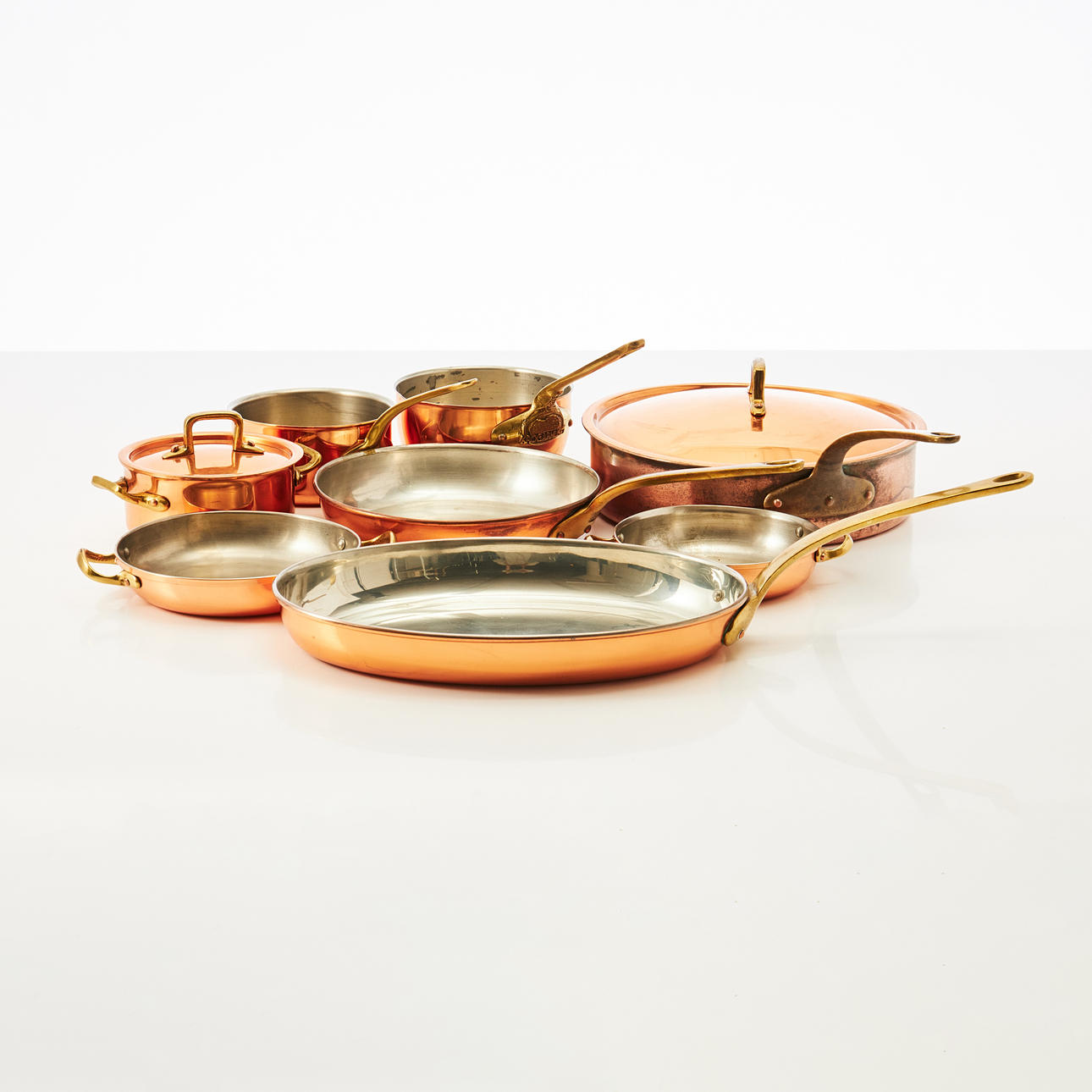 KITCHEN EQUIPMENT, 8 dlr, copper, including Krögarhuset, inside tinned, brass handle.