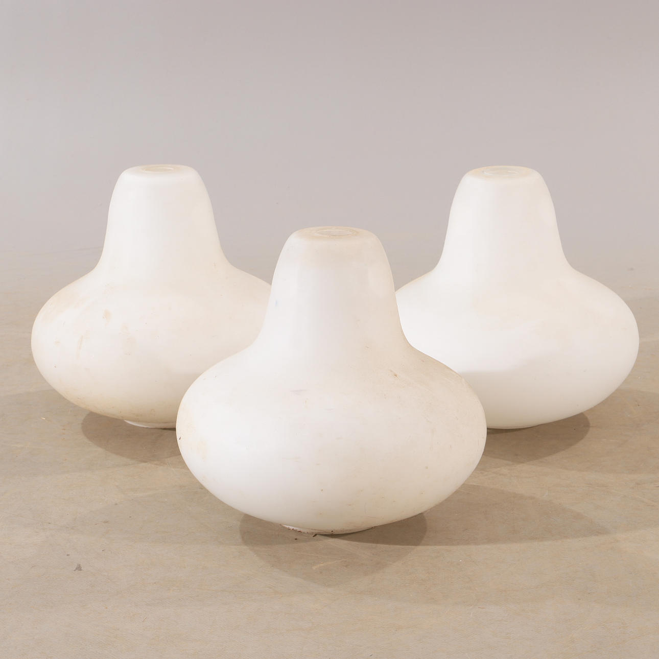 LAMPKUPOR, 3 stycken, opalglas.