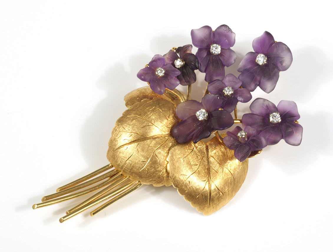 BROSCHE MIT AMETHYSTBLUMEN. 750 gult guld.