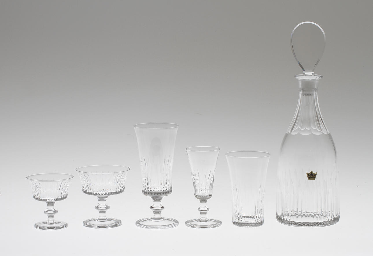 GLASSERVISDELAR, ca 60 delar, "Åre", Kosta, 1900-talets första hälft.