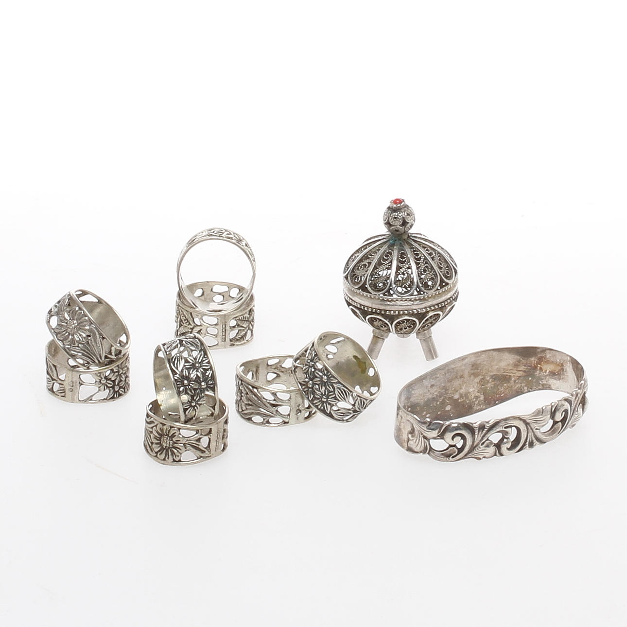 SERVETTRINGAR 9 st samt DOSA, silver, 1900-tal.