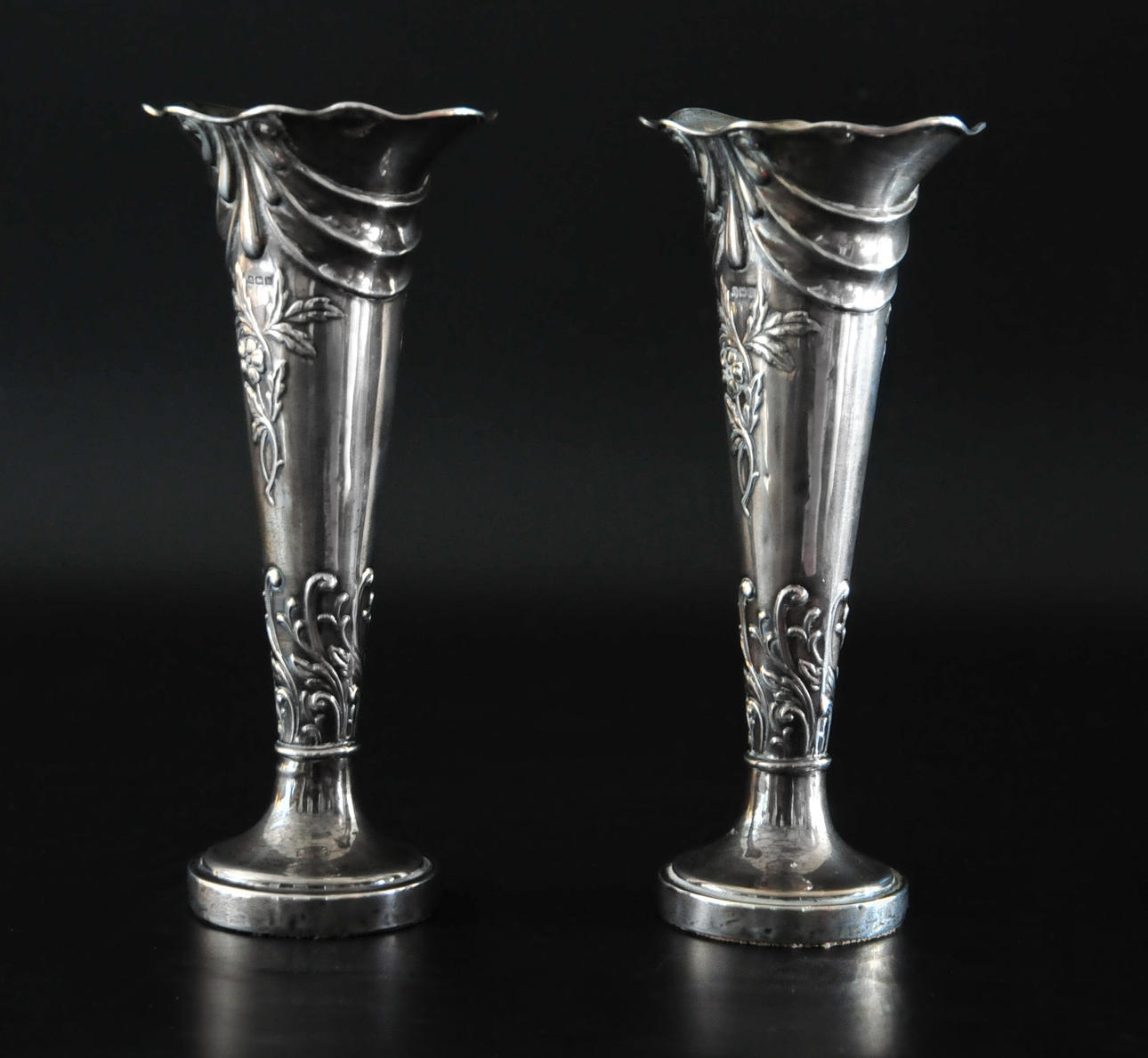SILVERVASER, 2st. Engelsk silver, ca 270 gram brutto.