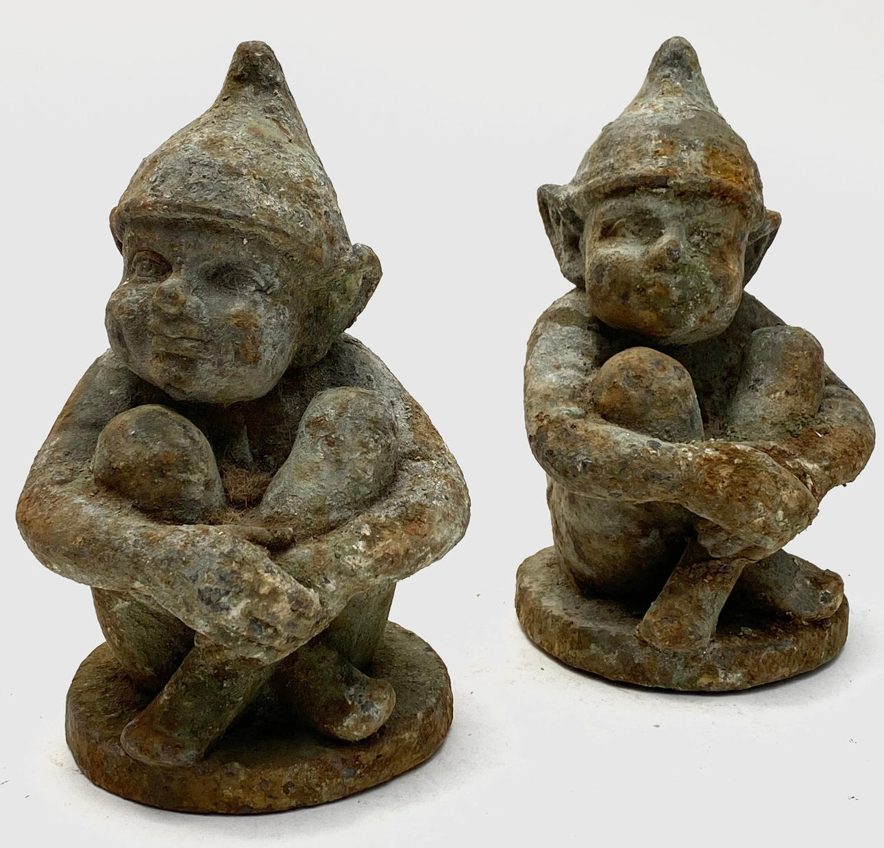 PAAR GARTENZWERGE AUS GESCHNITZTEM STEIN.