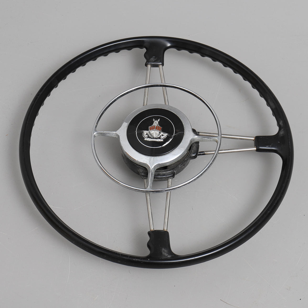 BRITISCHE AUTO-ERINNERUNGSSTÜCKE: ROVER, LENKRAD.