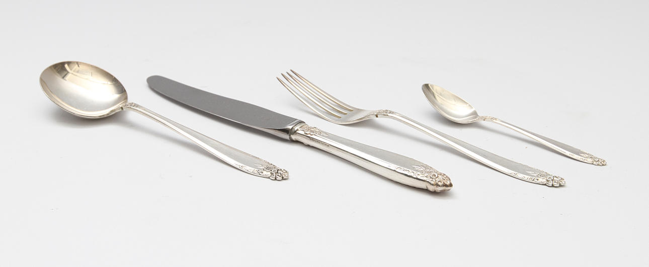 MATBESTICK. Silver, 57 delar, ca 2300 gram brutto.